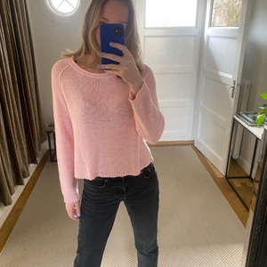 Rosa stickad tröja - Jätte fin ljusrosa stickad tröja. Den har ett litet hål vid halsen men inget man tänker på alls. 