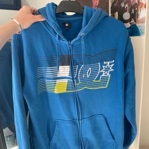 Blå zip hoodie DC - Säljer denna SUPER snygga zip hoodien med gult DC tryck!!💙 älskar denna men kommer ej t användning, köpare står för frakt😇 dm för frågor / fler bilder