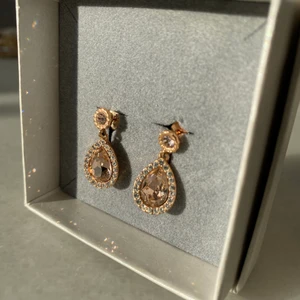 Lily and rose örhängen  - Rosé. Köparen står för frakten.