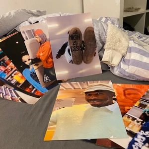 Posters a4 - Säljer 10st posters i A4! Det är inte pappers material utan bra material som håller sig, Vissa är lite detekterade (bild 2)  pga häftmassa men det är inget man tänker på 🤗