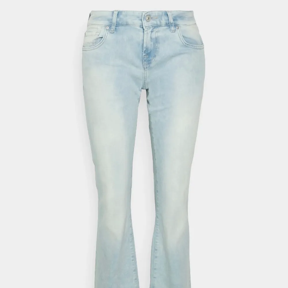 Slutsålda såå snygga jeans som tyvärr är förstora för mig. Lågmidjade och perfekta nu till våren. Priset går att diskutera. Köpta på zalando i slutet på februari.(Lånade bilder) . Jeans & Byxor.