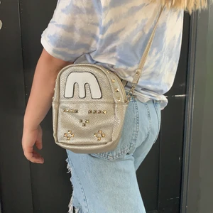 Beish väska med guld  - Säljer min älsklings väska som jag trodde jag skulle använda mer en vad jag gjorde! ❤️ säljer den för bra pris! Har aldrig använt den tyvärr. 