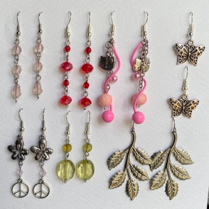 Örhängen - Handgjorda örhängen 80kr st, 2 för 130, 3 för 200kr💗 om du har frågor eller vill ha fler bilder är det bara att skriva! Frakten ligger på 13kr, kolla gärna in min instagram @flyingladybugz där jag säjer fler handgjorda smycken<3