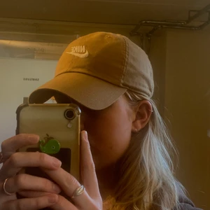 Nike keps - Säljer denna sinnessjukt coola keps nice vibe och allt! Köpte i sommras oh har ej använt så mycket nypris 300 kr så detta skulle va ett riktigt kap för fetaste looken i sommar :)) kan mötas upp i malmö annars tillkommer frakt på 40 kr 