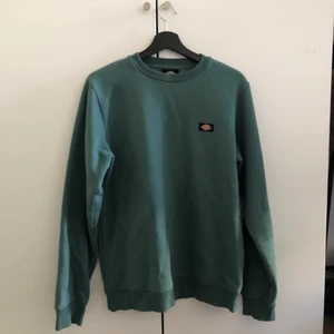 Dickieströja - Varsamt använd tjocktröja från Dickies. Utöver lilla märket på halsen är den i fint skick. Hör av dig vid frågor eller fler bilder!