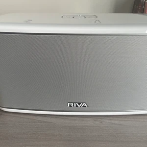 Högtalare - Dags att sälja vidare min Riva högtalare då den inte kommer till användning. Enbart testad en gång. Tillkommer kvitto samt allt tillbehör. Ny pris är på ca 5000kr. Har tyvärr endast inte kvar kartongen den kom med. Kom gärna privat för flera frågor🥰