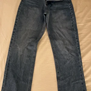 Jeans - Säljer blåa jeans i storlek 26 men jag tycker dem är 2 storlekar större än 26 därav aldrig använda. Sitter nog perfekt på ngn med mer kurvor än mig då jag är väldigt smal. Köpare står för frakt☺️