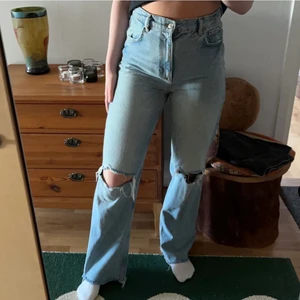 Blå zara jeans  - Säljer mina jeans från zara i storlek 40 passar mig super i längden dom är 175