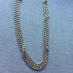 Detta halsband har inga skador och är använd i 1 månad. Köptes på guldfynd för 1398kr