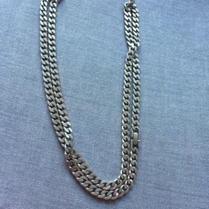 Halsband. Silver - Detta halsband har inga skador och är använd i 1 månad. Köptes på guldfynd för 1398kr