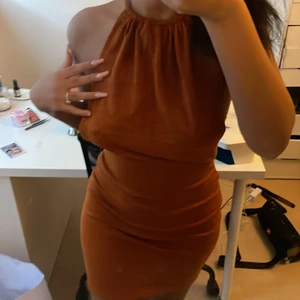 Brun klänning med öppen rygg - Klänning från shein som trenda 2021, oanvänd 