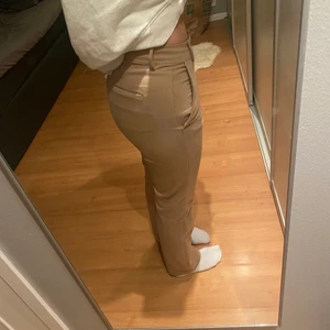Kostymbyxor  - Beige kostymbyxor från Zara i storlek 36. Byxorna är midwaist och använda ett fåtal gånger. 💕💕