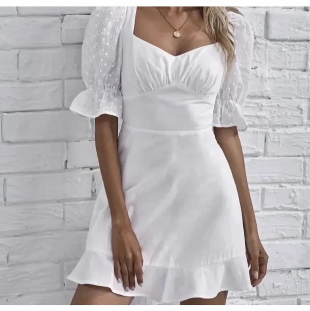 Jättefin vit klänning perfekt till student eller skolavslutning säljer denna pga att den var lite för liten för mig.           . Klänningar.