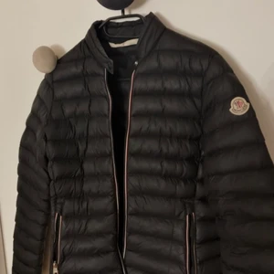 Moncler jacka  - Svart moncler jacka i bra skick förutom att den ena fickan är något sönder, men inget som inte går att laga lätt😁 Passar mig som vanligtvis har XS/S. Köpt av en tjej här på Plick för ungefär ett år sedan och säljs nu igen pågrund av att den ej kommer till användning😊 priset går att diskuteras