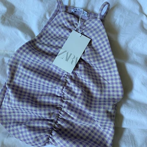 Zara topp - Söt topp från Zara, köpt för ca 2 år sen men aldrig använt! Storlek S💜