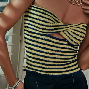 POPULÄR TOPP - Säljer nu denna trendiga oanvända topp🤝storlek M, men passar mer en S/XS👛