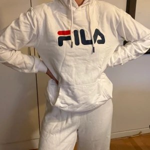 Fila hoodie - Nästan oanvänd Vit hoodie från Fila! Lite skrynklig då den inte har använts på 2-3 år! Därför säljer jag den! Super skönt material, bra storlek på huvan, stl Medium! Orginalpris:450