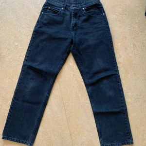 Svarta Wrangler jeans  - Tvättade svarta jeans som sitter sjukt bra på. Loose fit men sitter ändå åt i midjan och formar rumpis fint, raka ben! Står strl 30 x 30 men upplevs mer som w28/29, men beror såklart på hur man vill att de ska sitta!  Kan mötas i Sthlm innerstad alt frakta mot kostand!