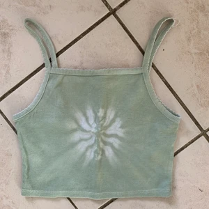 Crop top  - Fint sommarlinne med blombatik! Strl S/M i princip aldrig använd! Kan mötas i Sthlm innerstad alt frakta mot kostand! 