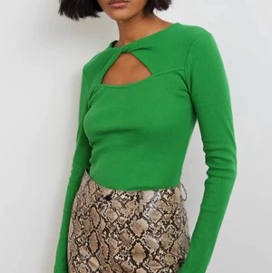 Grön topp från Ginatricot  - Supersnygg grön tröja från ginatricot. Sparsamt använd. Gratis frakt💗