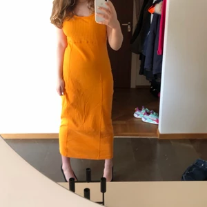 Fin orange klänning!🧡🧡 - En fin sommarklänning som är perfekt till sommaren. Den är stretchig och luftig. För referens är jag storlek S men denna klänningen är i L och jag är 1,62m🧡🧡