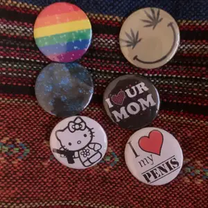 Säljer dessa pins. Pride flaggan, glittret, smileyn 10kr/st, I ❤️ my penis, hello kitty 15kr/st. Frakt tillkommer❤️