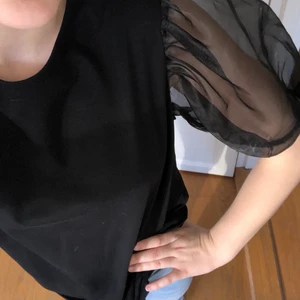 Fest topp 🎉 - Superfin t-Shirt med puffärmar ifrån Lindex 🙌🏻 storleken är M 😊 50kr plus frakt som kostar 66kr💗 