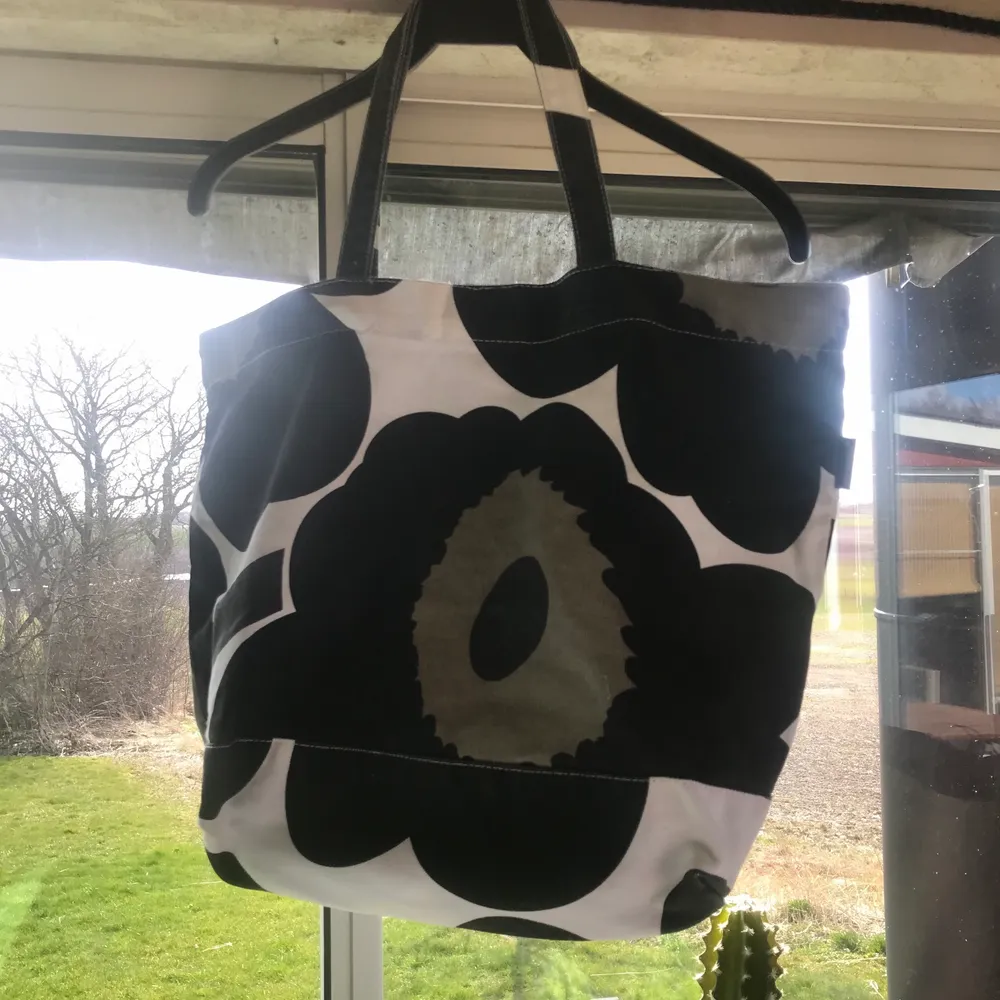 Säljer min äkta Marimekko Tote bag, gott skick, b47x h 37 cm. Stor och passar som shopping bag eller strand bag:)  pris är inkl frakt . Väskor.