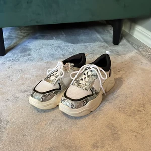 Skor - Snygga skor i orm imitation. Använda två gånger och är i ett bra skick 🥰