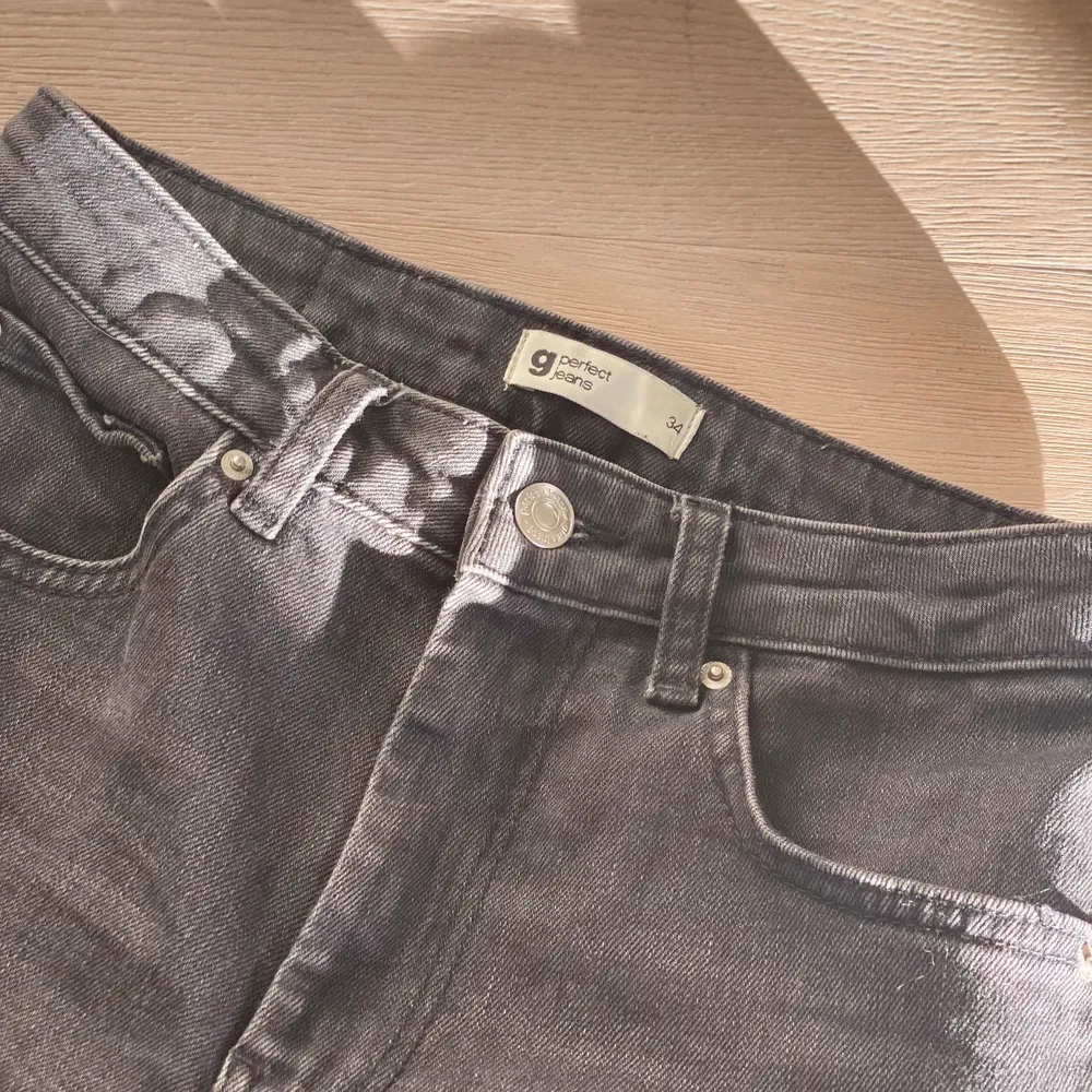 Säljer mina Dagny mom jeans ifrån Gina i storlek 34. Tyvärr har dem blivit för korta för mig och används därför inte mer. Hyfsat använda men fin fint skick💕. Jeans & Byxor.