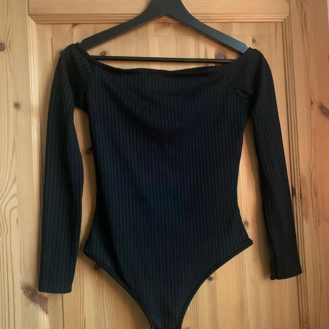 Svart off shoulder tröja