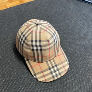 Burberry keps stl S - Skriv vid intresse!!!