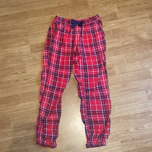 Mjukisbyxor - Säljer min mjukisbyxor från KappAhl i strl 158/164. Har använd dessa 1 gång och är som nya. Stryker byxorna innan jag postar dem. 