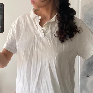 Vit - Vit piké. Bra skick. S-L beroende passform jag är en S på bilden. 