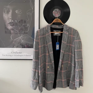 Rutig kavaj - Säljer denna rutiga kavaj från Bershka då den inte kommer till användning. Storlek 36. Möts upp i Stockholm eller fraktar spårbart! 