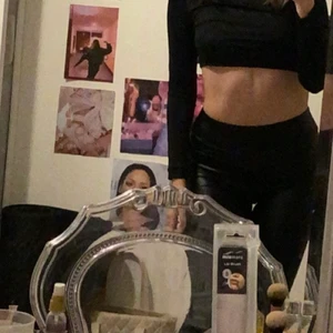 Skinnbyxor  - Väldigt fina skinnbyxor, dem sitter bra på mig jag är strl xs-s o är 173, dessa byxor passar dig som är runt xs-s troligtvis M också då de är väldigt stretchiga och mellan 160-175 🥰 Skriv om du vill ha mer bilder 💓💓 Dem är som nya , knappt använda!