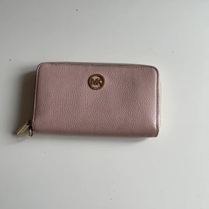 Michael kors plånbok - Säljer min fina Michael kors plånbok då den inte kommer till användning. Endast använd ett fåtal gånger. Nypris 1300kr säljer för 800