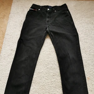 Vintage tommy jeans w29l32 - Hej rensar garderoben lite o hittade dessa brallor, dem är i fint skick, och dem sitter lite som levis 501. . Jag skickar gärna mer bilder vid intresse! 