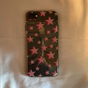 Mobilskal stjärnor😻 - Så fin och trendigt skal! passar iphone 6,6s,7, och SE! säljer då jag har en ny mobil! Inga skador på skalet! Inte heller några fläckar och sånt💙