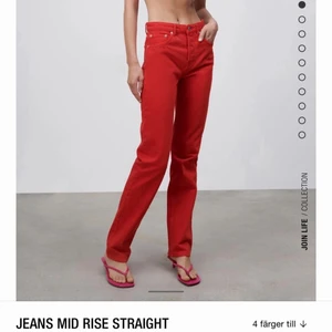 Röda mid-rise jeans - Oanvända  mid-rise jeans från zara med prislapp kvar. I storlek 40 så sitter over-sized på mig som bär 38 i vanliga fall. Avklippta för att passa 168 ish.