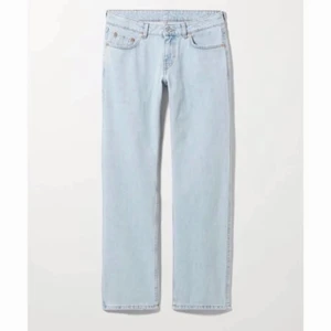Arrow low straight jeans - Säljare dessa byxor från Weekday i storleken 28/32☺️ för mer bilder eller andra frågor kan ni skriva privat💕
