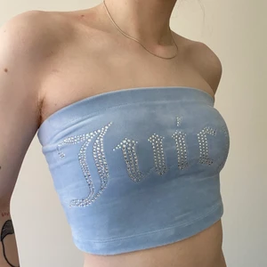 Tube topp från Juicy couture  - Babyblå tubetopp från Juicy couture köpt från Urban outfitters under deras collab. Säljs inte längre så lite extra exklusiv ✨ Aldrig använd ute endast testad, så nyskick! Gjord utav velour med ordentliga band ovan och under bysten så toppen inte glider. Storlek XS är true to size, jag har 70B och brukar bära Small/36 i toppar. Kan mötas upp på södra sidan av stockholm annars står köparen för spårbar frakt 66kr! Skriv vid frågor 💌
