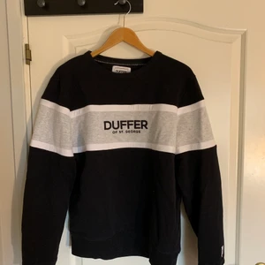 Duffer of ST. George tröja - Snygg tröja men cool design! Av Duffer Hampshire crew. Köpt på jd sports för 500 kr och endast använd några gånger. Inte sliten, bra skick och inga flaws. Storlek Medium. Den sitter bra, inte slim och inte baggy utan perfekt.