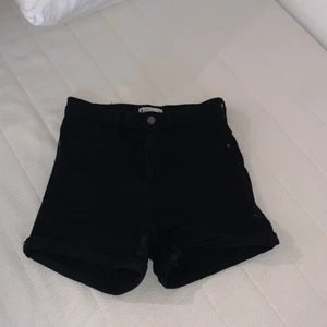 Svarta jeansshorts - Säljer nu dessa högmidjade svarta jeansshorts från Gina Tricot som jag inte kan ha längre. De är i storlek 36 och är i mycket fint skick! Köparen står för frakten🤍