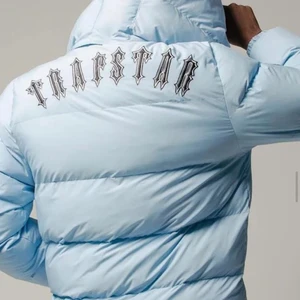 Trapstar ice blue pufferjacket - Strl L  9.5/10 Inga hål osv helt nyskick endast tagsen som är borttagna. Köpt från nosaucetheplug.com en väldigt välkänd och trusted reseller när det gäller varor som denna. Order bekräftelse finns.  Resell value runt 4-5k  Kan mötas i Malmö eller frakta i hela Sverige.  För ytterligare frågor kontakta mig gärna på Messenger eller mitt nummer +46733223131