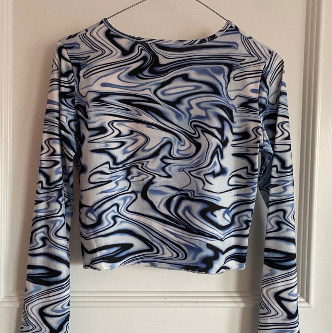 Långärmad tröja med blåvitt vågmönster  - 90