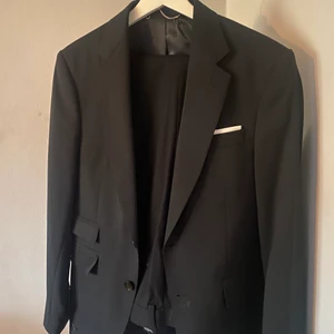 Kostym man zara - Fin och fräsch kostym herr stl 46 fr Zara. Byxan har vi lagt upp men går att släppa den. Nuvarande byxlängd 97cm.  Vit skjorta stl S fr Zara. Allt för 1000kr. Skickar flera bilder och mått vid intresse. Kostymet har varit på kemtvätt. 