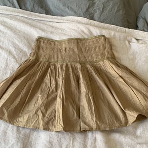 Kjol från in Wear - Jätte fin kjol från In wear men är tyvär för stor. Finns en gul fläck men synd knappas. Finns fina detaljer på kjolen. Köparen står för frakt