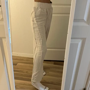 Linne byxor H&M - Säljer dessa linnebyxor från H&M då dom blivit för korta, inköpta förra året, ber om ursäkt för skrynkliga bilder, Storlek S, Säljer för 50kr + frakt 🤩