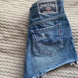 Jeansshorts med slitningar - Säljer ett par jättefina blå jeansshorts med slitningar! Så fina nu till sommaren, tyvärr är de för stora för mig💗